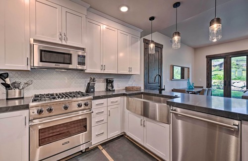 Park City Condo | Luxe Canyons Ski Resort Condo - Walk to Ski Lift!