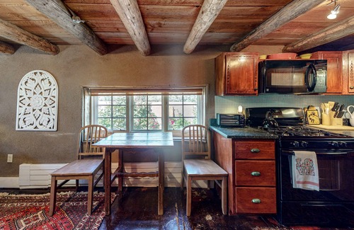 Taos House | Luxe Casita - Fireplace, Full Kitchen & Steam Shower - Walk to Eateries, Dogs OK