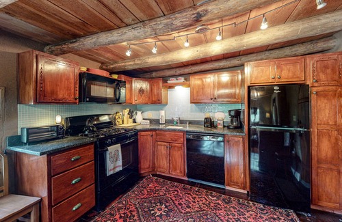 Taos House | Luxe Casita - Fireplace, Full Kitchen & Steam Shower - Walk to Eateries, Dogs OK