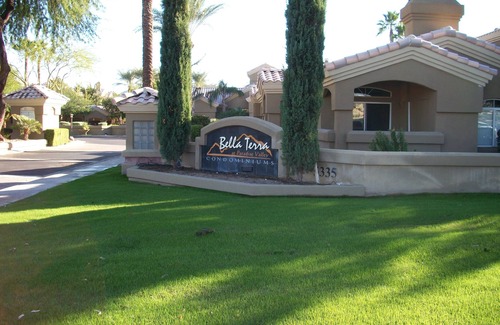 Paradise Valley Village Condo | ★ LUXE Condo in Desirable Bella Terra Complex - Amazing Pool!★