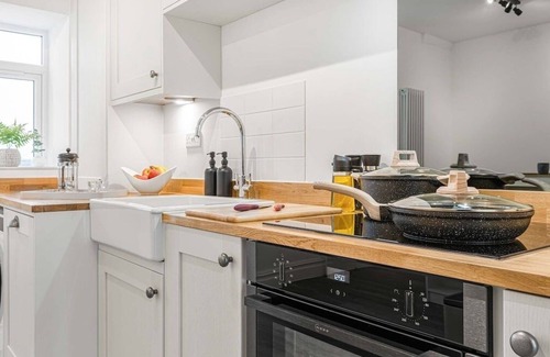 Cirencester Apartment | Luxe Cotswold Apt Garden Free EV Charger & Parking