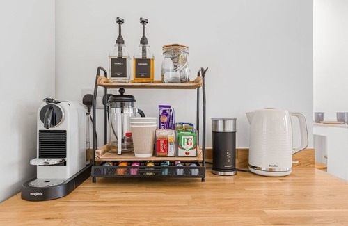 Cirencester Apartment | Luxe Cotswold Apt Garden Free EV Charger & Parking