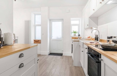 Cirencester Apartment | Luxe Cotswold Apt Garden Free EV Charger & Parking