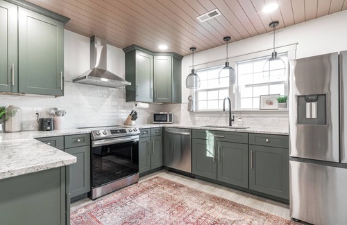 Southmont House | Luxe Cottage w/hot tub + firepit + library near lake. Pet friendly!