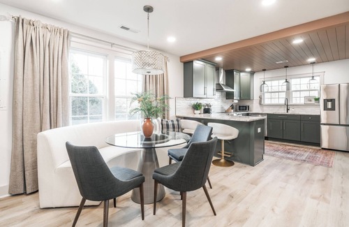 Southmont House | Luxe Cottage w/hot tub + firepit + library near lake. Pet friendly!