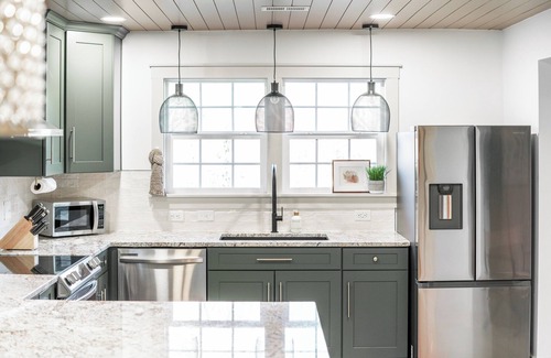 Southmont House | Luxe Cottage w/hot tub + firepit + library near lake. Pet friendly!