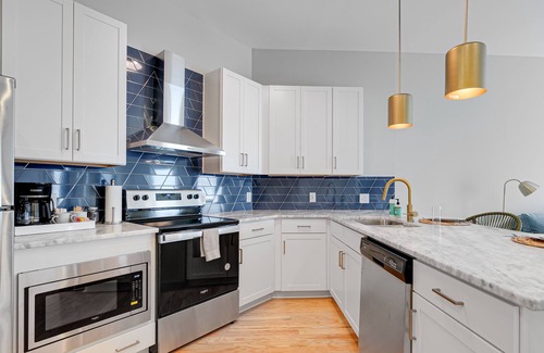 Church Hill Apartment | Luxe Decor & Private Balcony in Grandiose District