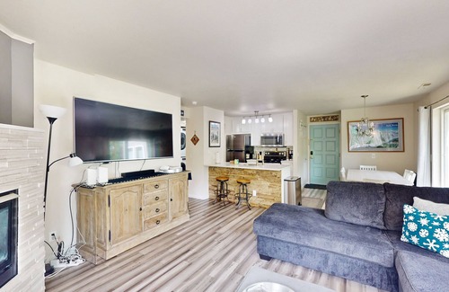 Avon Condo | Luxe dog-friendly condo with river views - Walk to slopes