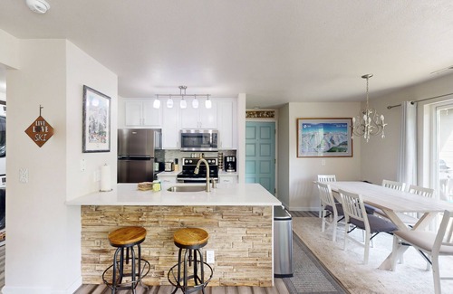 Avon Condo | Luxe dog-friendly condo with river views - Walk to slopes