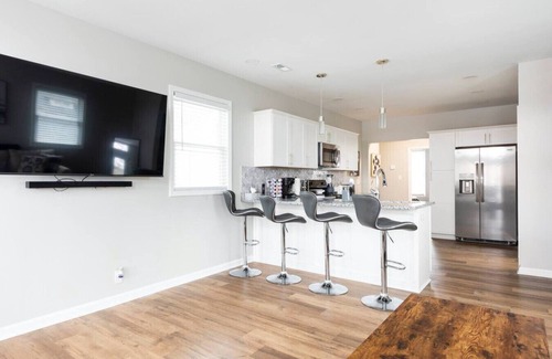 Bonnycastle Condo | Luxe Family Home/2 kitchens & Living Rooms/Balcony