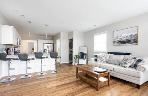 Bonnycastle Condo | Luxe Family Home/2 kitchens & Living Rooms/Balcony