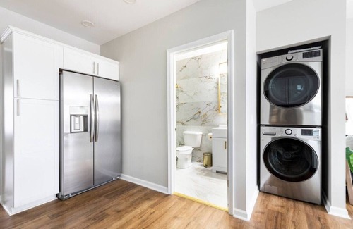 Bonnycastle Condo | Luxe Family Home/2 kitchens & Living Rooms/Balcony