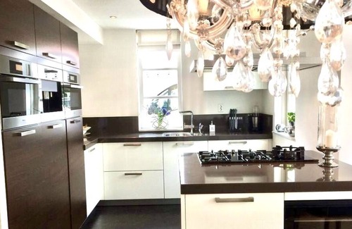 Leidschenveen-Ypenburg House | Luxe family house, 3 bedrooms, sunny garden on water & beach Scheveningen 15 min