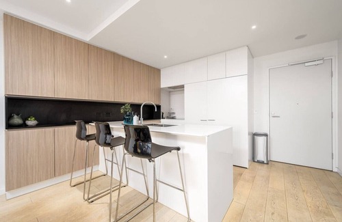 Flemington Apartment | Luxe Flemington Cityscape views Pool Gym Parking