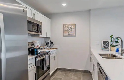 Indian Beach Sapphire Shores Apartment | LUXE GETAWAY! New Apt, E-SCOOTERS Available, Corporate, Nurses welcome. Disney+