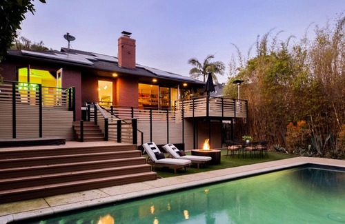 Los Feliz House | Luxe Getaway Stylish Oasis by Griffith Park with a large private swimming pool