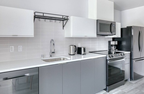 Melrose Apartment | Luxe Hollywood Studio w/ BBQ & Roof Deck, prime area, by Blueground