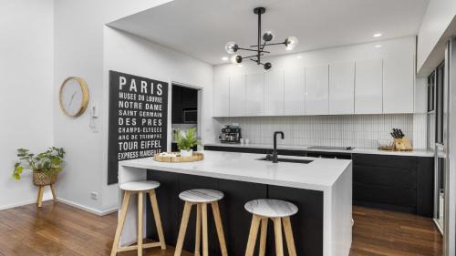 Coffs Harbour House | Luxe Jetty Apartment - Stylish, Walk to Beach & Cafes