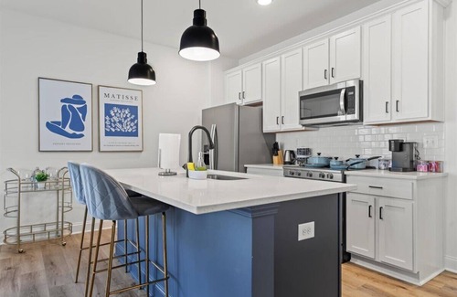 Paw Creek House | Luxe King 3BR Townhouse to Uptown Charlotte NC!