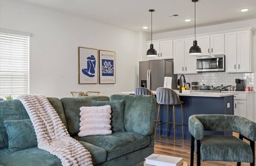 Charlotte House | Luxe King 3BR Townhouse Uptown Charlotte!