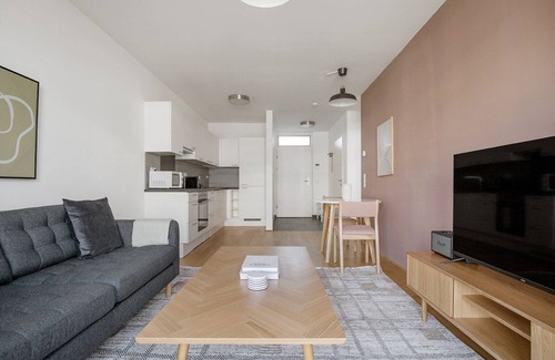 Erdberg Apartment | Luxe Landstraße 1BR w/Garden & Balcony, nr Hyblerpark, by Blueground