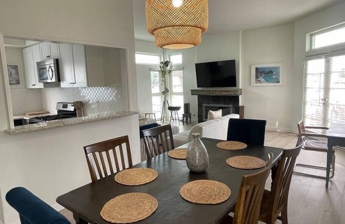Venice House | Luxe large 2BR, Steps to Beach w Roof Deck & Free Parking, Excellent Location!