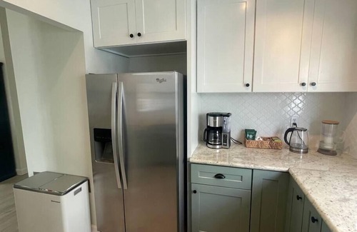 Venice House | Luxe large 2BR, Steps to Beach w Roof Deck & Free Parking, Excellent Location!