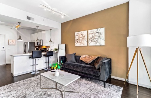 Atlanta Apartment | Luxe Latte High-rise self check-in Balcony views