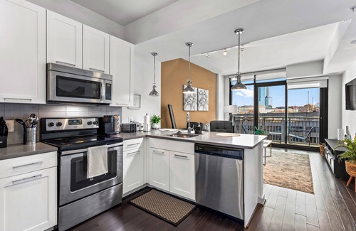 Atlanta Apartment | Luxe Latte High-rise self check-in Balcony views
