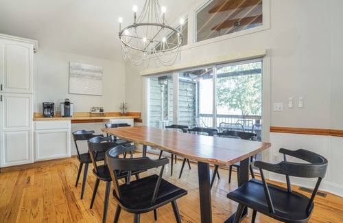 Sherrills Ford House | LUXE, LKN DEEP WATER, VIEWS, HOT TUB, GAME ROOM