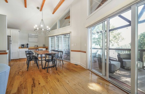 Sherrills Ford House | LUXE, LKN DEEP WATER, VIEWS, HOT TUB, GAME ROOM