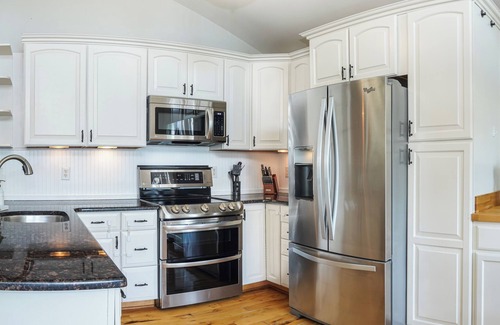 Sherrills Ford House | LUXE, LKN DEEP WATER, VIEWS, HOT TUB, GAME ROOM