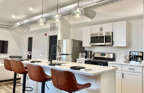 Homestead Apartment | Luxe Loft at the Waterfront ❈ Modern ❈ Central