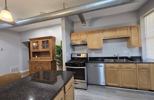Woodlawn Apartment | Luxe Loft vibe –4BR/3BA Apt– King Suite-11 minutes from downtown-Families-Groups