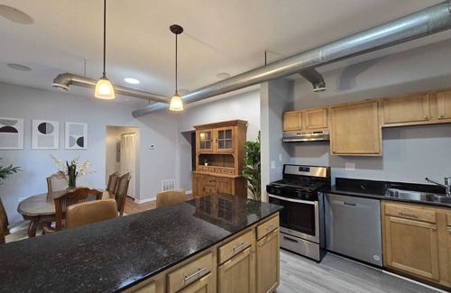 Woodlawn Apartment | Luxe Loft vibe –4BR/3BA Apt– King Suite-11 minutes from downtown-Families-Groups