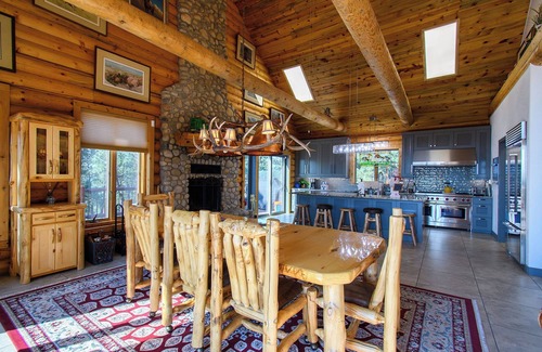 Pine Cabin | Luxe Log Home+Views+Hot Tub+Fire Pit+Open Air Game Room + Red Rocks