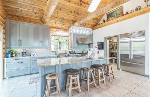 Pine Cabin | Luxe Log Home+Views+Hot Tub+Fire Pit+Open Air Game Room + Red Rocks