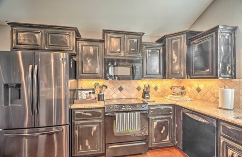 Midland House | Luxe Midland Retreat w/Patio, Grill & Yard!