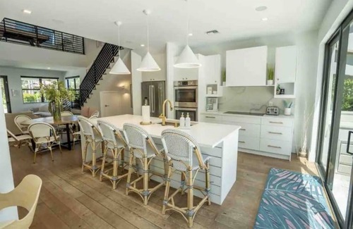 Lake Ida Shores House | Luxe Modern Villa 4 Bedroom Ensuites/Walk Downtown