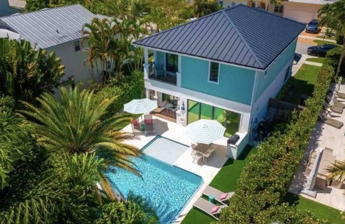 Lake Ida Shores House | Luxe Modern Villa 4 Bedroom Ensuites/Walk Downtown