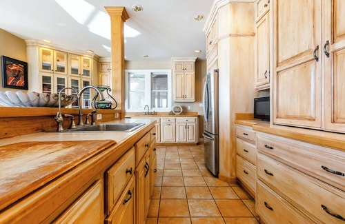 Silver Summit House | Luxe Mountain Estate | Stunning Views + Hot Tub
