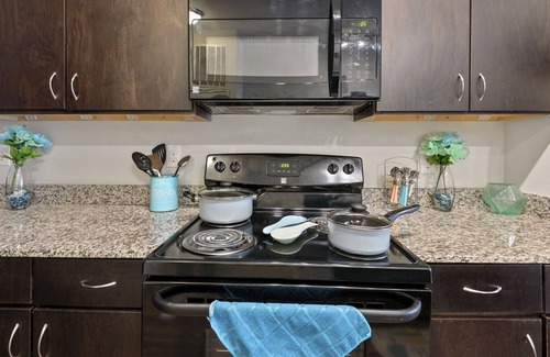 Braeswood Place Apartment | Luxe One Bedroom| Pool & Free Parking |Free Snacks & Wine