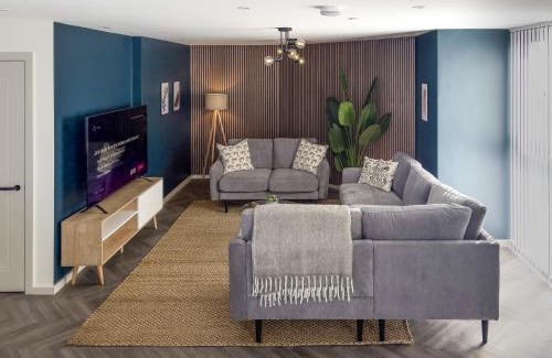 London Borough of Hounslow Apartment | Luxe Penthouse Retreat: With Free Parking!
