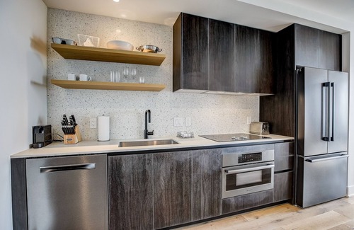 Rainey Street Historic District Condo | Luxe Rainey Street condo w/private balcony - rooftop pool & gym