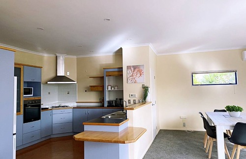 Hamilton House | Luxe Retreat - Spacious & Peaceful