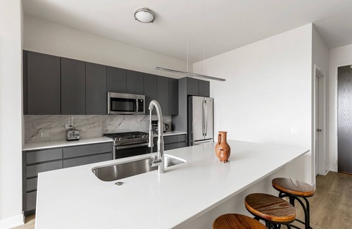 River West Apartment | Luxe River West 3BR w/Pool, Gym, Pet Area, A/C & Rooftop, by Blueground