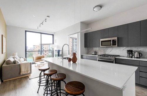 River West Apartment | Luxe River West 3BR w/Pool, Gym, Pet Area, A/C & Rooftop, by Blueground