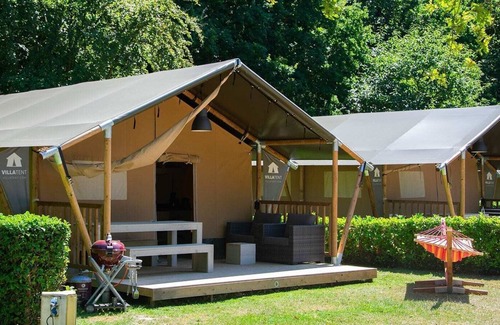 Saint-Cast-le-Guildo Ski Chalet | Luxe Sanitary XL 6 Pers Villatent at Beautiful 5-star camping Château de Galinée