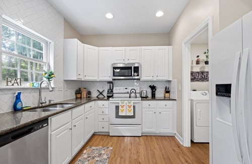 Prosperity Church Road House | Luxe Sleek 4BR Paradise Near Uptown w/Games & Grill