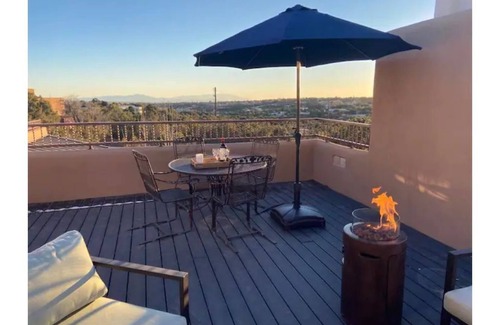 Vista Encantada Apartment | Luxe space & view deck near SF Plaza!